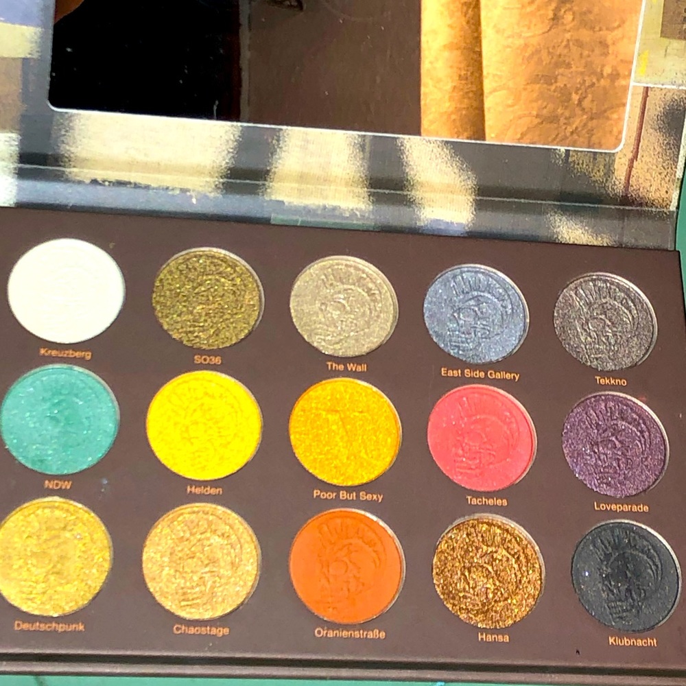 NEW Nomad Eyeshadow palette, with many gorgeous colors!